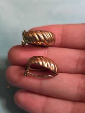 Gold-Tone Ribbed Clip-On Earrings - Unbranded
